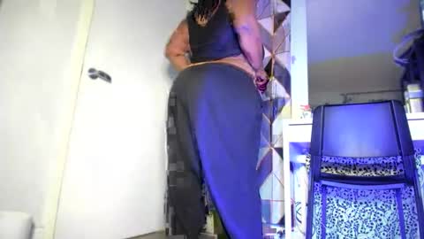 Snapshot of colorfullydark chatting on April 27, 4:21 am Noni online show from April 27, 4:21 am