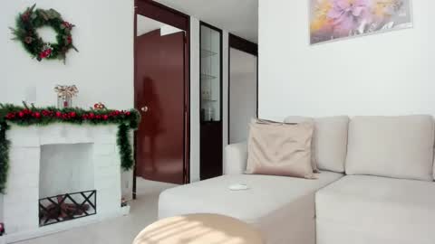 conie28  online show from December 15, 7:18 pm