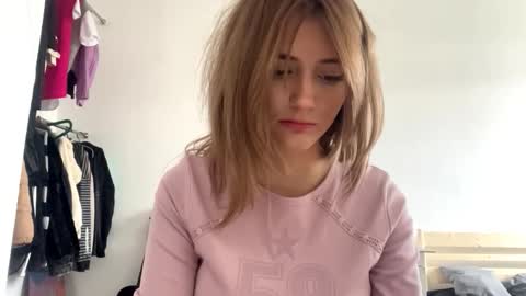 Snapshot of constancefanny chatting on February 13, 12:01 pm Amelia online show from February 13, 12:01 pm