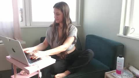 ANR Mommy online show from December 3, 5:11 pm