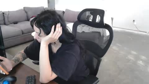 Snapshot of controllercutie chatting on January 15, 1:37 pm controllercutie online show from January 15, 1:37 pm