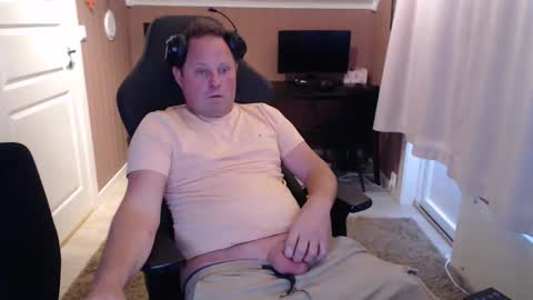 Snapshot of couple3845 chatting on October 17, 11:46 am couple3845 online show from October 17, 11:46 am