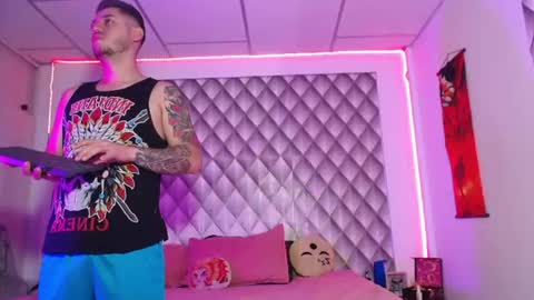 Couplelatin online show from June 16, 4:26 am