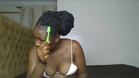 Snapshot of creamy_pie1 chatting on February 12, 10:05 pm creamy_pie1 online show from February 12, 10:05 pm