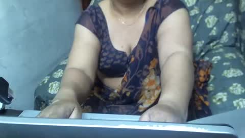 Snapshot of crezybhabihot chatting on February 15, 8:01 pm Sonika69 online show from February 15, 8:01 pm