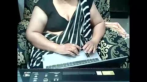 Snapshot of crezybhabihot chatting on September 25, 1:04 pm Sonika69 online show from September 25, 1:04 pm
