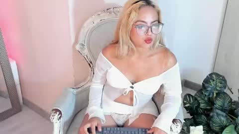 Snapshot of criistybloom chatting on May 8, 10:48 pm CristyBloom online show from May 8, 10:48 pm