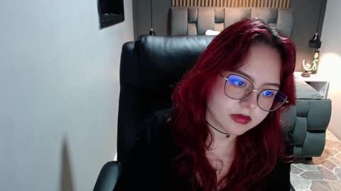 Snapshot of crimson_tati chatting on December 11, 9:19 am Tatiana online show from December 11, 9:19 am