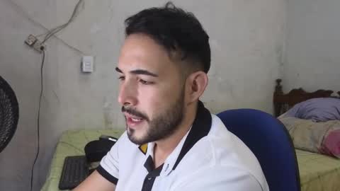 Snapshot of cris_simons chatting on December 2, 12:41 am cris_simons online show from December 2, 12:41 am