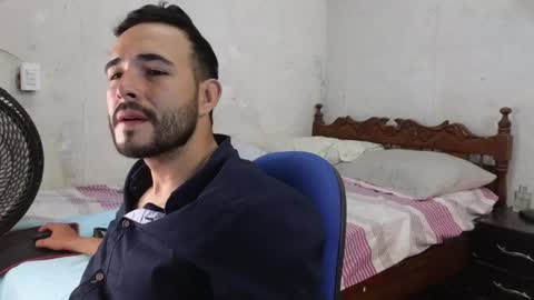 Snapshot of cris_simons chatting on January 23, 12:14 am cris_simons online show from January 23, 12:14 am