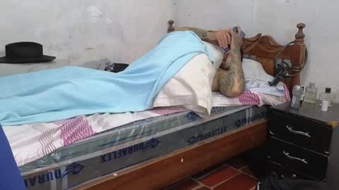 Snapshot of cris_simons chatting on January 25, 2:37 am cris_simons online show from January 25, 2:37 am