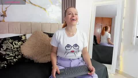 Snapshot of cristalwalker__ chatting on July 9, 11:36 am cristal walker online show from July 9, 11:36 am