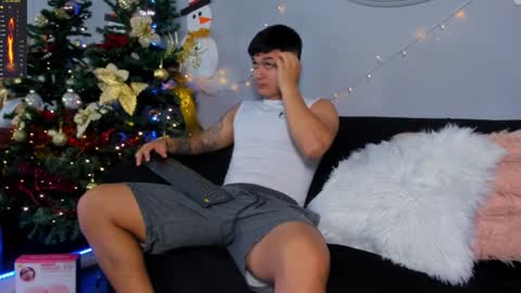 Snapshot of cristopher_strong chatting on December 13, 9:46 am Cristopher online show from December 13, 9:46 am
