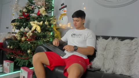 Snapshot of cristopher_strong chatting on December 16, 1:32 pm Cristopher online show from December 16, 1:32 pm