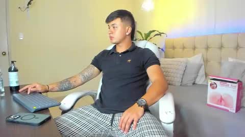 Snapshot of cristopher_strong chatting on February 16, 2:31 am Cristopher online show from February 16, 2:31 am
