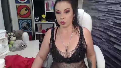 Snapshot of cruela_deviil chatting on February 24, 10:19 pm cruela_deviil online show from February 24, 10:19 pm