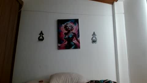 Snapshot of crystal_starx chatting on June 18, 6:34 pm Crystal Blaze online show from June 18, 6:34 pm