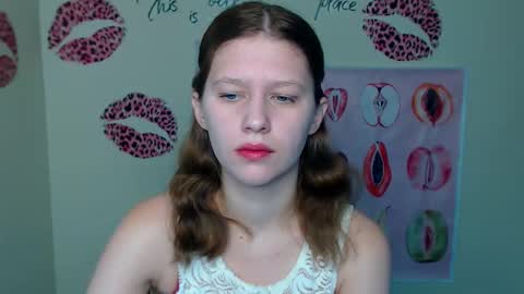 Snapshot of crystalgirl__ chatting on December 15, 7:01 am Stella online show from December 15, 7:01 am