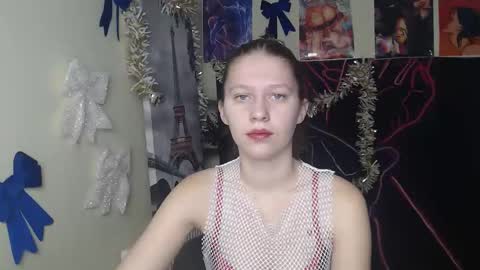 Snapshot of crystalgirl__ chatting on December 16, 7:35 am Stella online show from December 16, 7:35 am