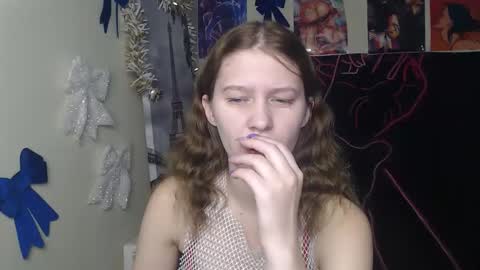 Snapshot of crystalgirl__ chatting on December 17, 7:47 am Stella online show from December 17, 7:47 am