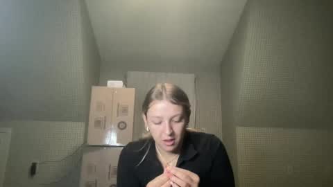 Snapshot of crystallee170 chatting on October 25, 2:41 am CrystalBabyy online show from October 25, 2:41 am