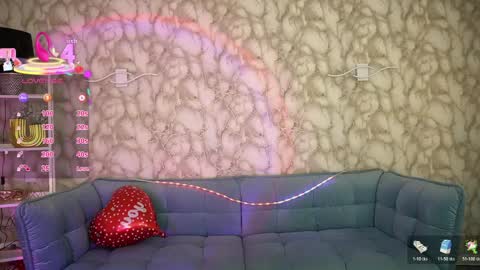 crystallpaws_ online show from April 7, 5:52 am