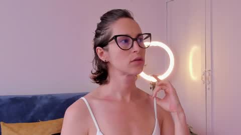 Leonela online show from March 27, 8:30 pm