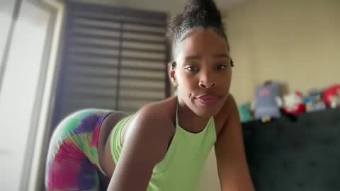 Snapshot of cum2charmxx chatting on April 19, 10:01 pm cum2charmxx online show from April 19, 10:01 pm