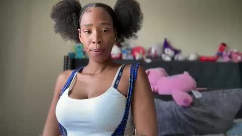 Snapshot of cum2charmxx chatting on April 25, 5:43 pm cum2charmxx online show from April 25, 5:43 pm