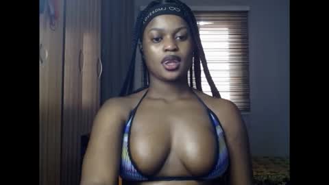Snapshot of cum_ebony_petitxx chatting on February 11, 7:24 am cath online show from February 11, 7:24 am