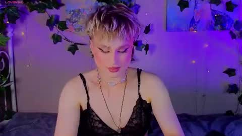 Snapshot of cumboydoll chatting on July 2, 9:10 pm Ellio online show from July 2, 9:10 pm