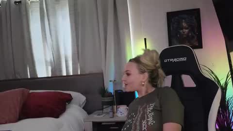 cumguzzlingskank online show from March 8, 5:06 pm