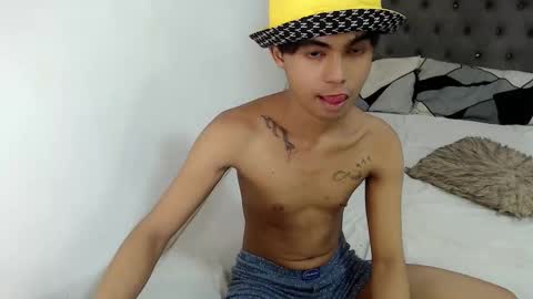 Snapshot of cuppycupcake_2 chatting on December 22, 9:23 pm Xyrien online show from December 22, 9:23 pm