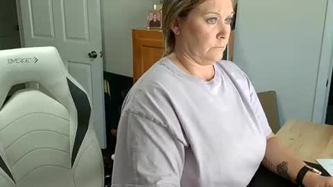 Snapshot of curiouscouple3143 chatting on February 3, 6:28 pm curious couple online show from February 3, 6:28 pm