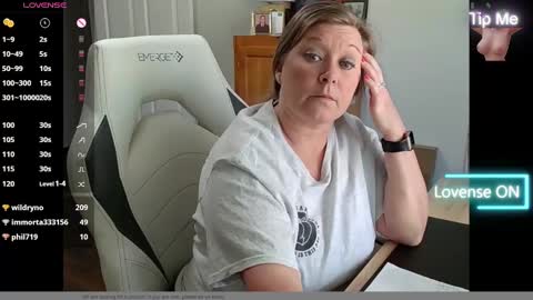 Snapshot of curiouscouple3143 chatting on February 26, 6:43 pm curious couple online show from February 26, 6:43 pm