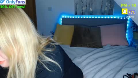 Snapshot of curiousneighbour chatting on February 3, 4:54 am FREE Instagram dancingneighbour online show from February 3, 4:54 am