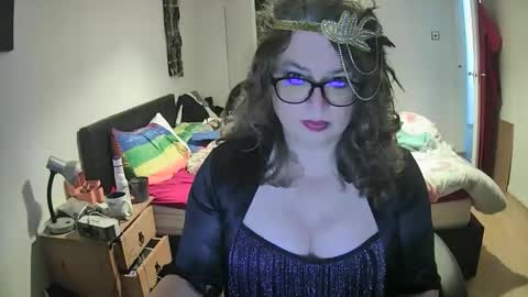 Snapshot of curleyshirley chatting on November 2, 10:23 pm Shirley online show from November 2, 10:23 pm