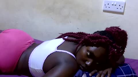 Snapshot of curvy_queen12 chatting on July 13, 7:33 am curvy_queen12 online show from July 13, 7:33 am