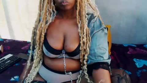 Snapshot of curvydarkfatass chatting on July 7, 12:31 pm curvydarkfatass online show from July 7, 12:31 pm