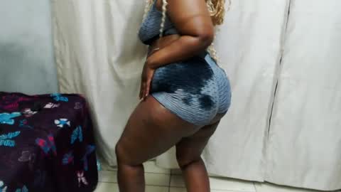 Snapshot of curvydarkfatass chatting on July 13, 12:57 am curvydarkfatass online show from July 13, 12:57 am