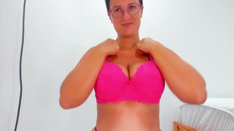 Snapshot of curvyjules69 chatting on October 25, 12:02 pm CurvyJules online show from October 25, 12:02 pm