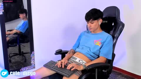 Snapshot of cute_diego_ chatting on December 10, 11:19 pm Diego online show from December 10, 11:19 pm
