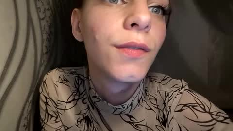 Snapshot of cute_foxis chatting on June 16, 9:17 pm cute_foxis online show from June 16, 9:17 pm