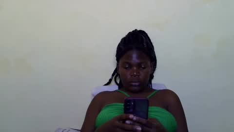 Snapshot of cute_roxie chatting on December 18, 9:04 am cute_roxie online show from December 18, 9:04 am