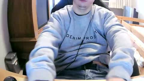 Snapshot of cuteboy090 chatting on April 6, 9:54 am Cuteboy090 online show from April 6, 9:54 am