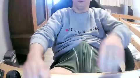 Snapshot of cuteboy090 chatting on April 16, 9:32 am Cuteboy090 online show from April 16, 9:32 am
