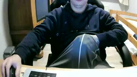 Snapshot of cuteboy090 chatting on April 19, 6:32 pm Cuteboy090 online show from April 19, 6:32 pm
