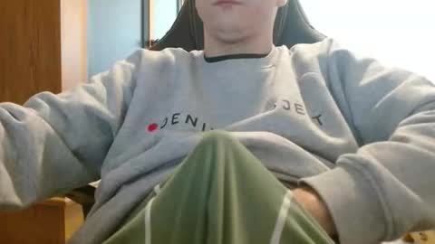 Snapshot of cuteboy090 chatting on April 29, 9:02 am Cuteboy090 online show from April 29, 9:02 am