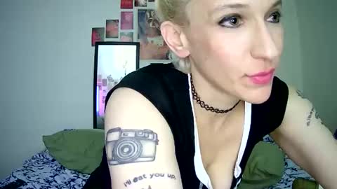 Snapshot of cutefemme chatting on April 24, 5:10 am Bella online show from April 24, 5:10 am