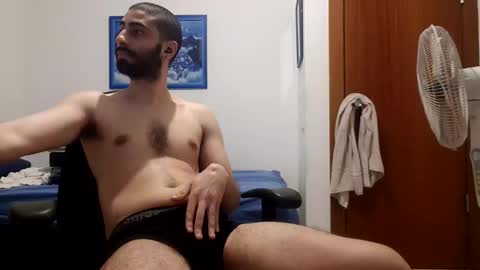 cuteguy52 online show from April 29, 10:38 pm
